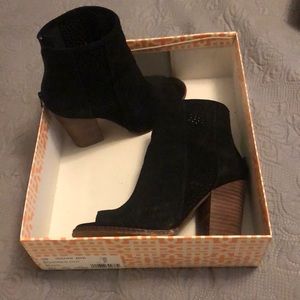Gianni Bini peep toe booties